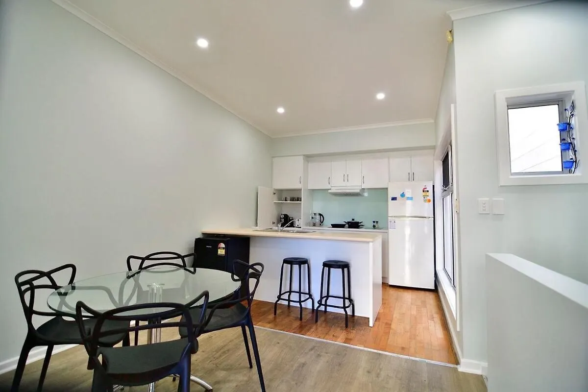 3-Bedroom Townhouse In Heart Of Adelaide With Parking Holiday home
