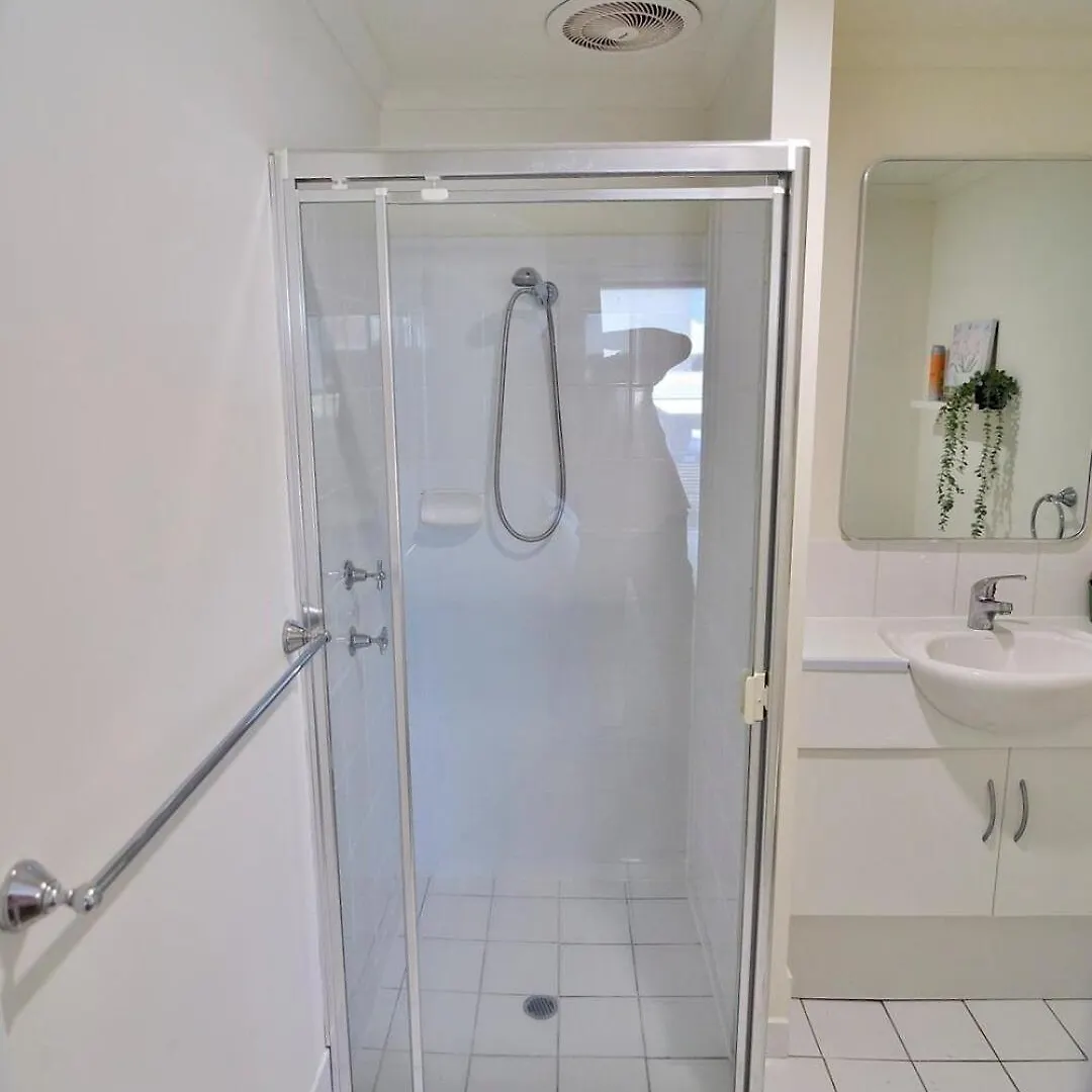 3-Bedroom Townhouse In Heart Of Adelaide With Parking Holiday home